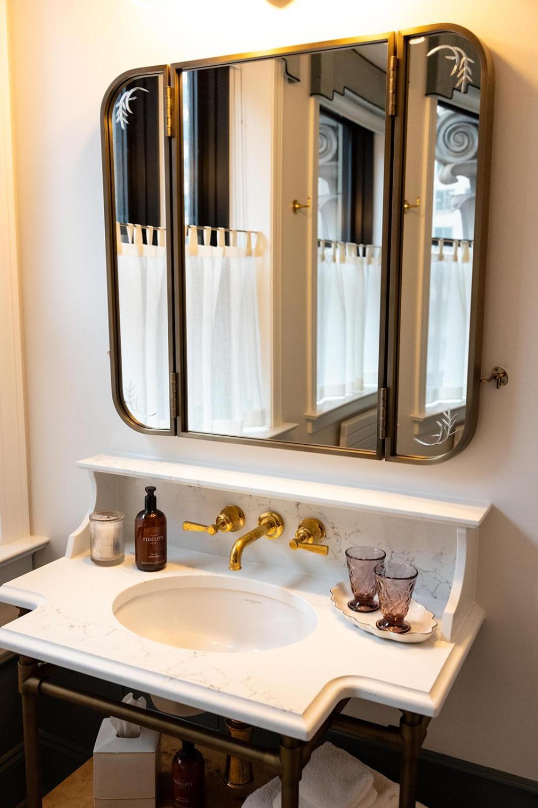 Fidelity Hotel Кливланд Екстериор снимка